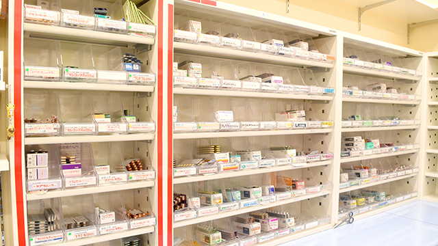 メディカル薬局一条通店 薬棚 薬棚 写真